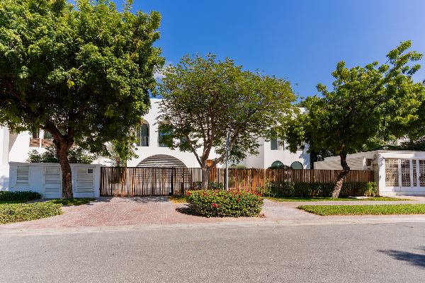 Exquisite Modern 6-Bedroom Villa in Emirates Hills, Dubai with Infinity Pool - METALUXURY