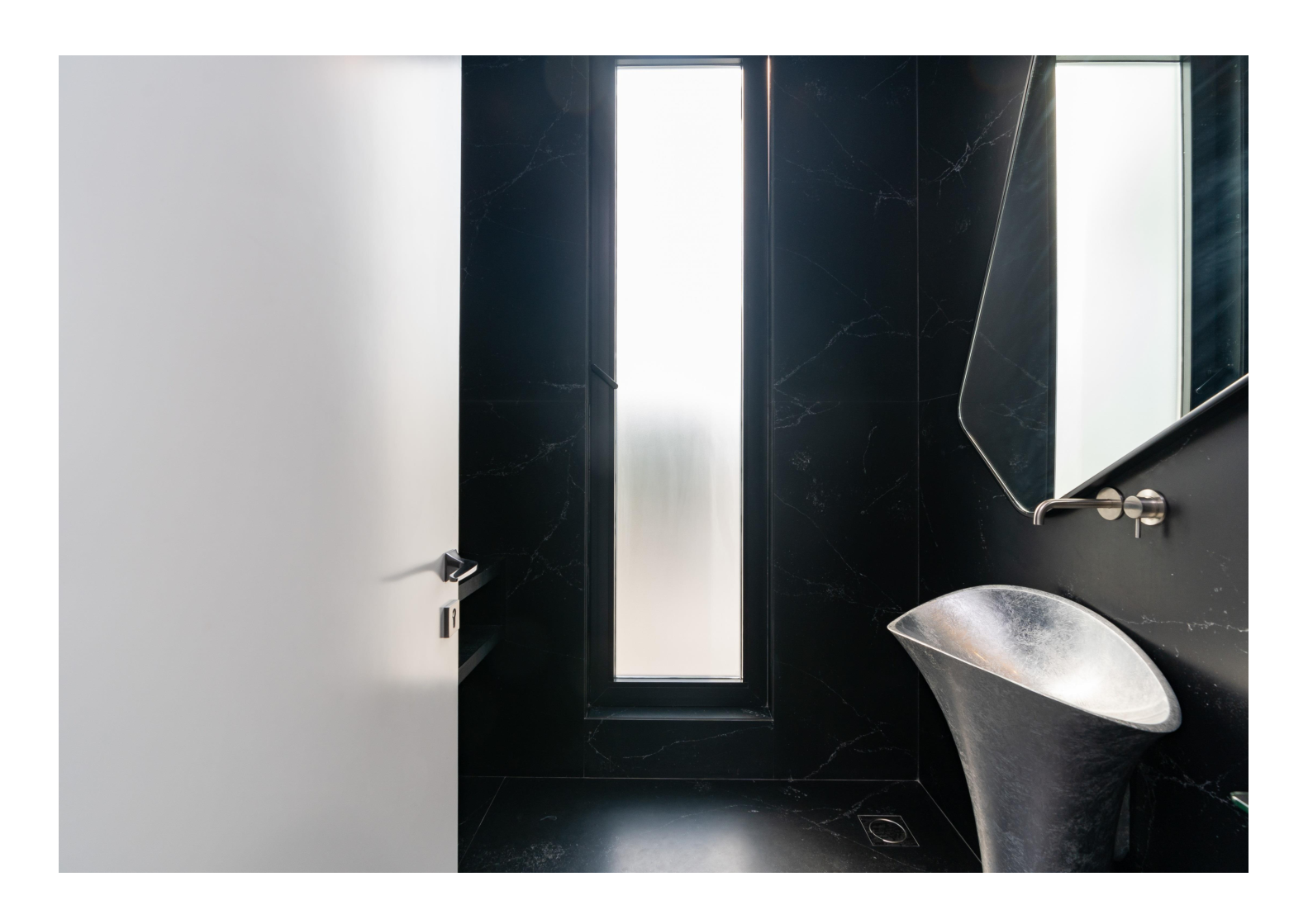 Modern 6-Bedroom Luxury Villa in Palm Jumeirah, Dubai - METALUXURY