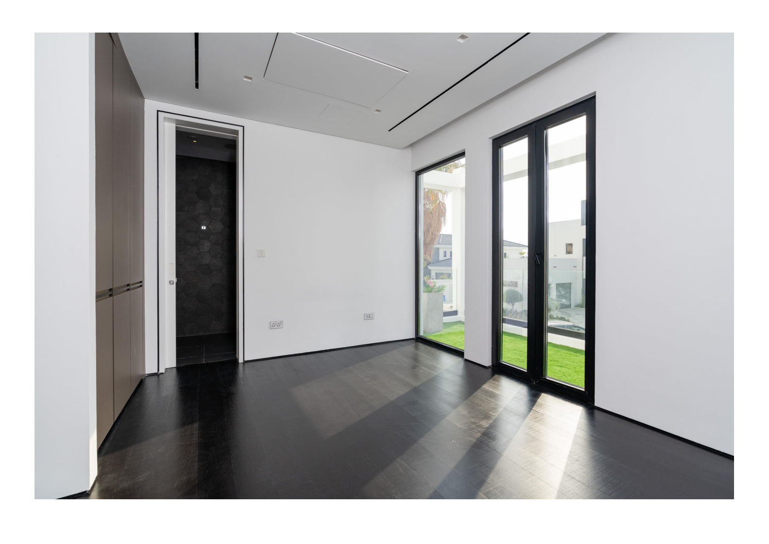 Modern 6-Bedroom Luxury Villa in Palm Jumeirah, Dubai - METALUXURY